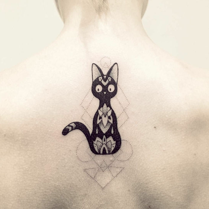 Teraz pokażemy ci pomysł na czarny tatuaż na szyi - czarny kot siedzący z dużymi białymi oczami i kwiatami