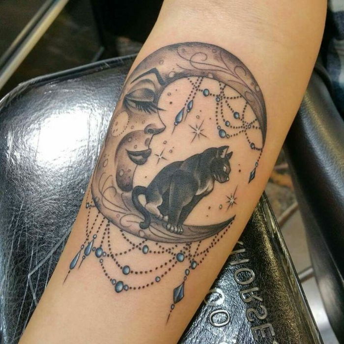 Półksiężyc i siedzący czarny kot - pomysł na tatuaż kota na dłoni