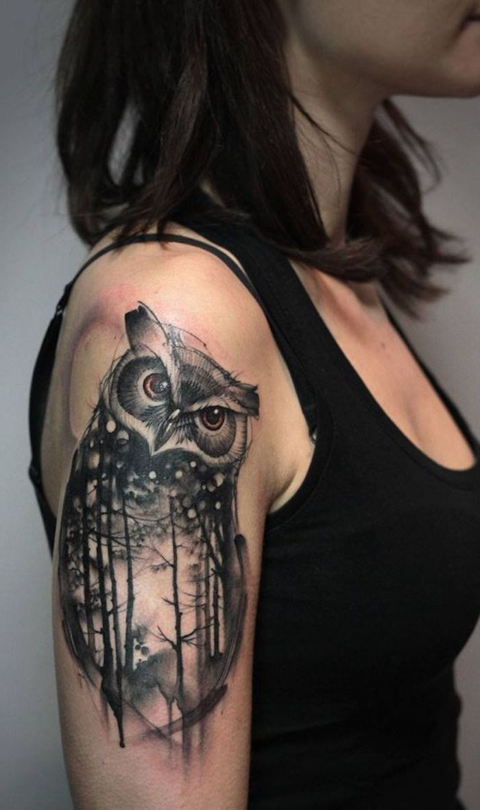 un simpatico gufo piccolo - idea per un tatuaggio gufo nero sulla spalla di una donna