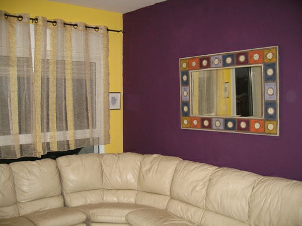 paarse en gele muurverf in de woonkamer