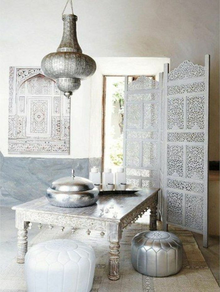 lampă orientală în argint metalic nuante argint scaun perne perete cameră divider keien ușile decorare