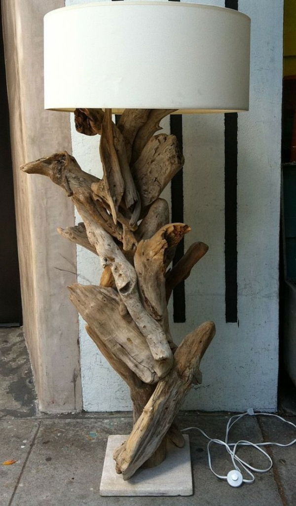 Šiuolaikinis lempos modelis, pagamintas iš dreifuojančios medienos