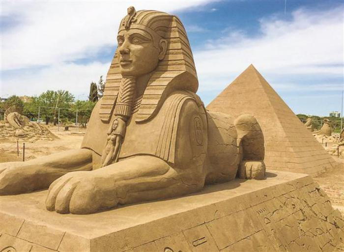 la Sfinge scultura-fatta-da-sabbia