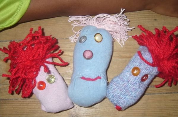 diy-nápady-remeslá s gombíkmi a ponožkami-tri plyšové zvieratá