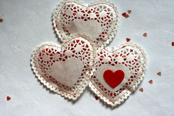 trijų gražus širdies audinys-savęs siuvimo fonas baltos spalvos
