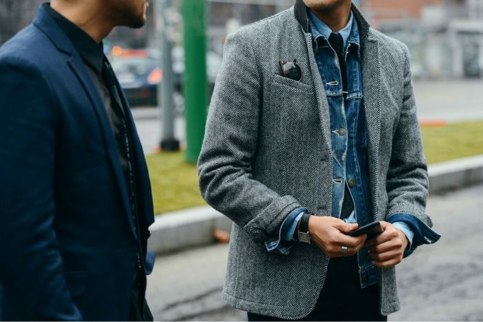 obchodné ležérny pohľad na muža dvaja muži rokovať so sebou s podnikateľom džínsy sako