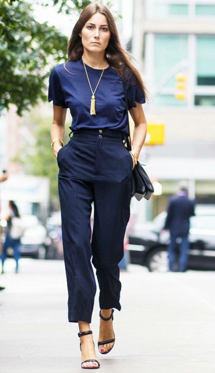 casual kleding voor werk vrouw in blauwe outfit lange gouden ketting hoge hak schoenen