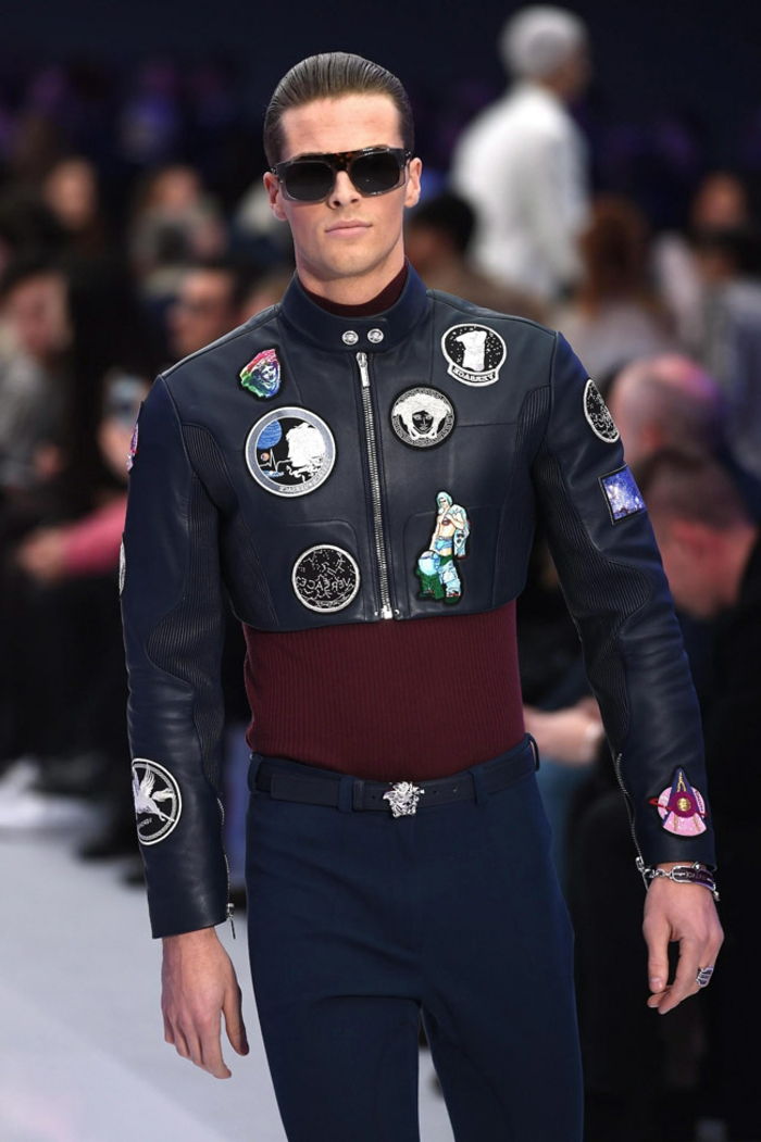 Kožená bunda Versace s fantaziou vymaľovanými okuliarmi vo farbe bordó tmavomodré pásy na nohaviciach