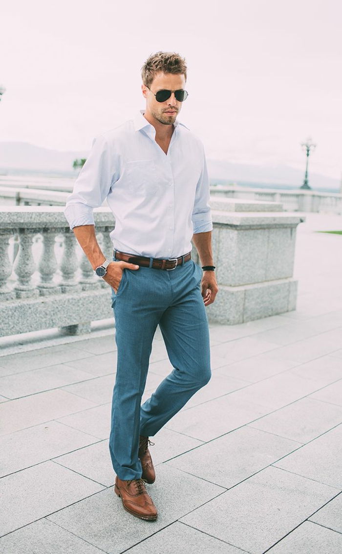 oblečený kód neformálne elegantné nápady nosiť človek modré nohavice biela košeľa hnedá opasok topánky okuliare