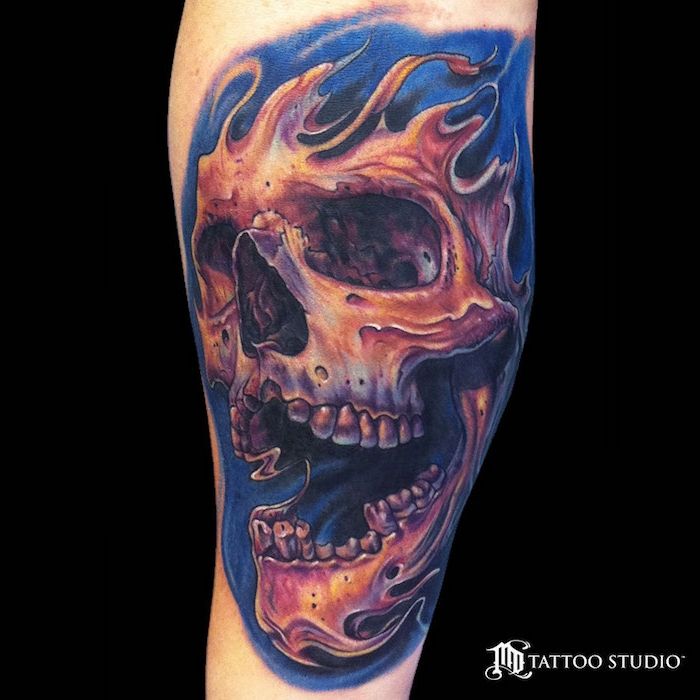 Büyük bir portakal yanan kafatası ve ateş ile bir tattooo - dövme ile bacak