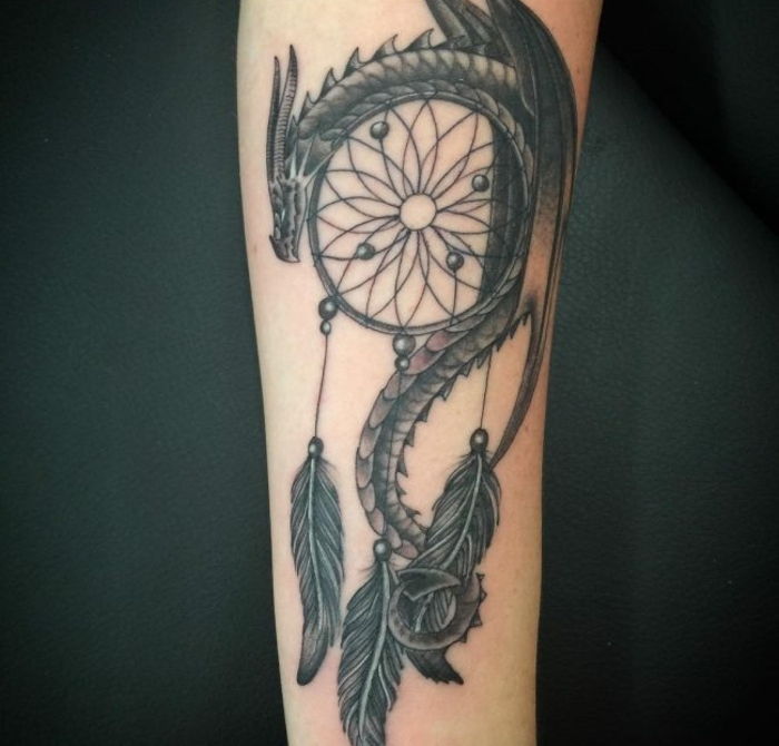 idee pentru un tatuaj pe mâna - aici este un zmeur și un captator de vis cu pene negre lungi