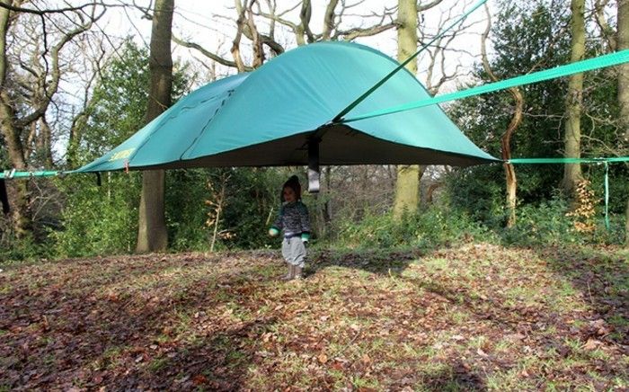 a-grön-camping tält-in-trä-and-a-kind
