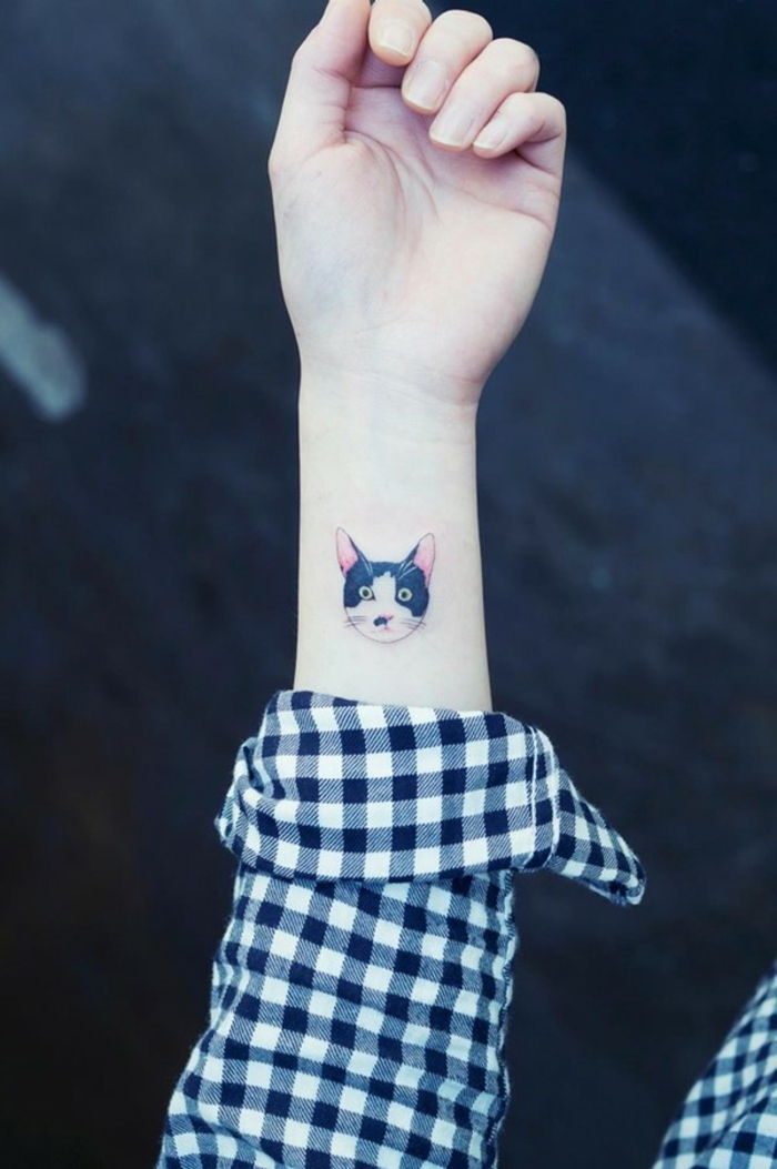 Oto kolejny pomysł na mały kot tatuaż na nadgarstku, który kobiety mogą lubić - dłoń w koszuli w kratę
