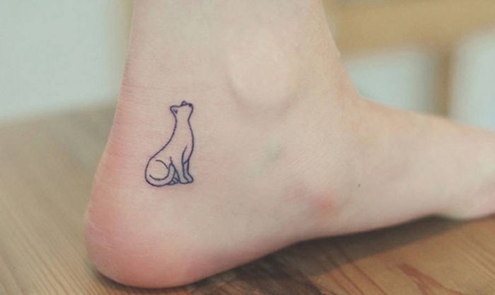 oto pomysł na mały tatuaż czarnego kota - noga. pięta, mały kot