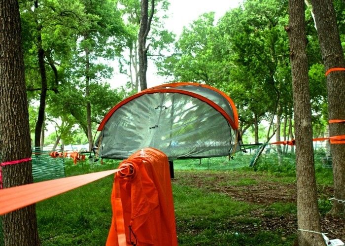 an-orange-camping tält-grön-skog i