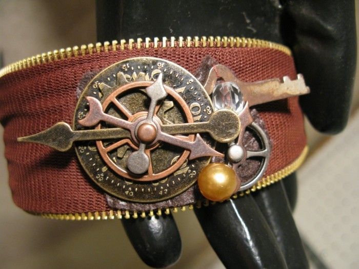 un-bel-steampunk-bracciale realizzato in pelle