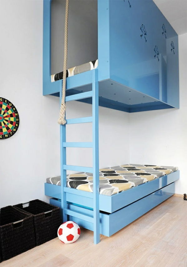 a-dream-bed-in-barn-med-trapp-i-Blue