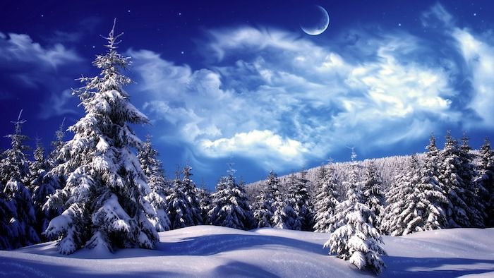 romantica scena invernale con un cielo blu con molte nuvole bianche e stelle e una grande mezzaluna bianca