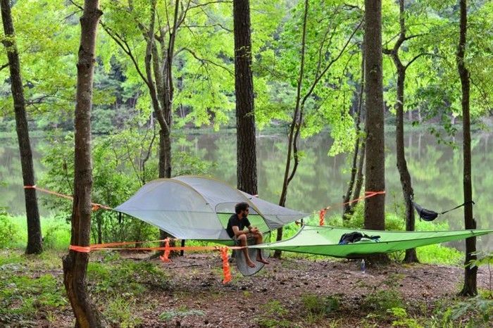 a-vit-och-en-grön-camping tält-in-the-wild-Wald