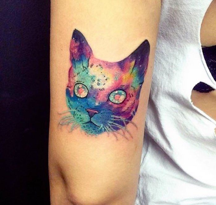 Idee pentru un tatuaj de basm pe picior - o pisică colorată, cu ochi mari colorați