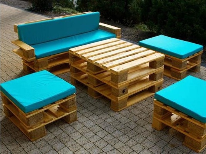 Aici veți găsi una dintre cele mai bune idei pe tema terasei de mobilier pentru paleți - o masă și o canapea cu perne frumoase albastre