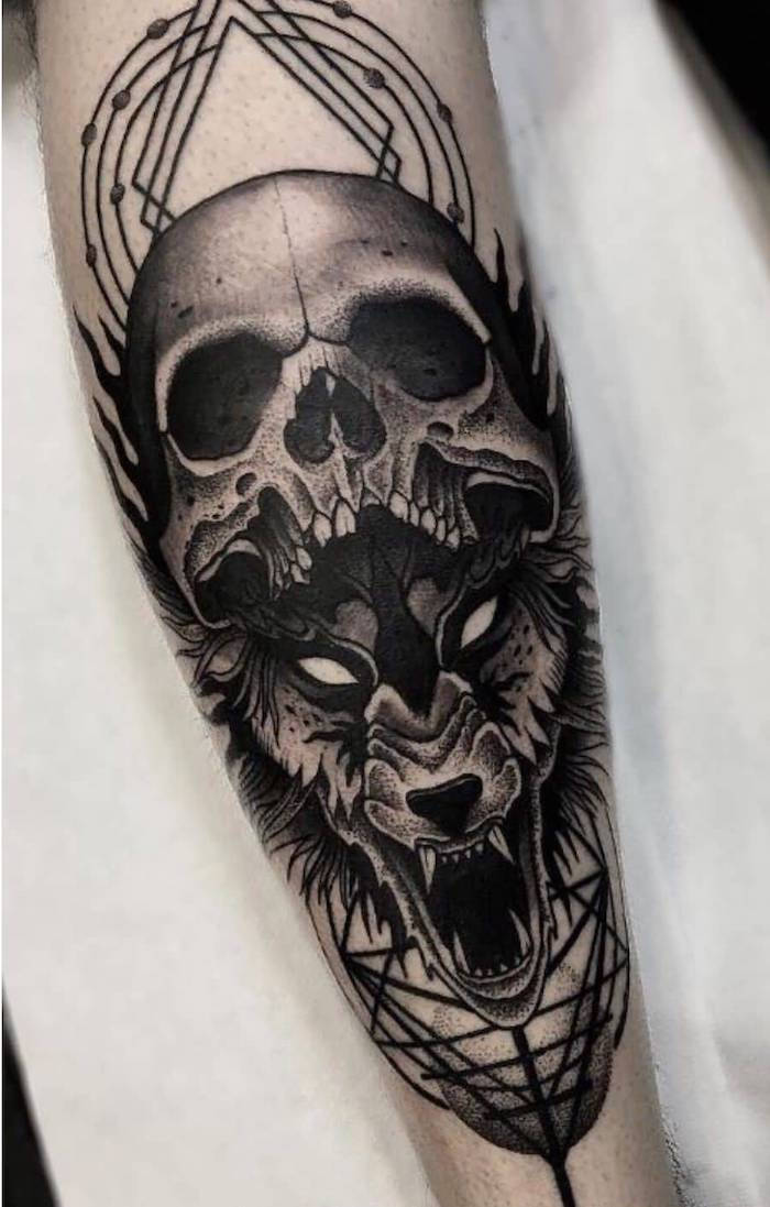 Bir kafatası dövme ile bir el - beyaz gözleri ve bir kafatası ile büyük bir siyah kurt
