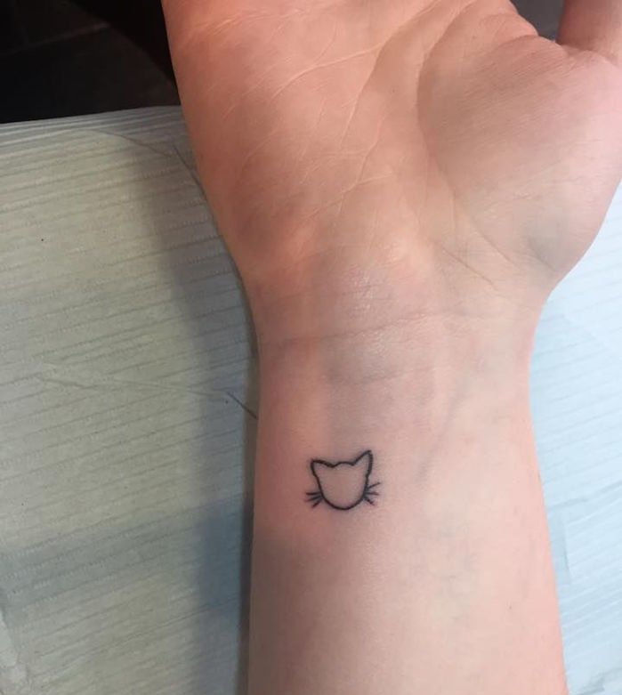 aici este un tatuaj pisica pe incheietura mainii - o pisica cu cozile negre lungi