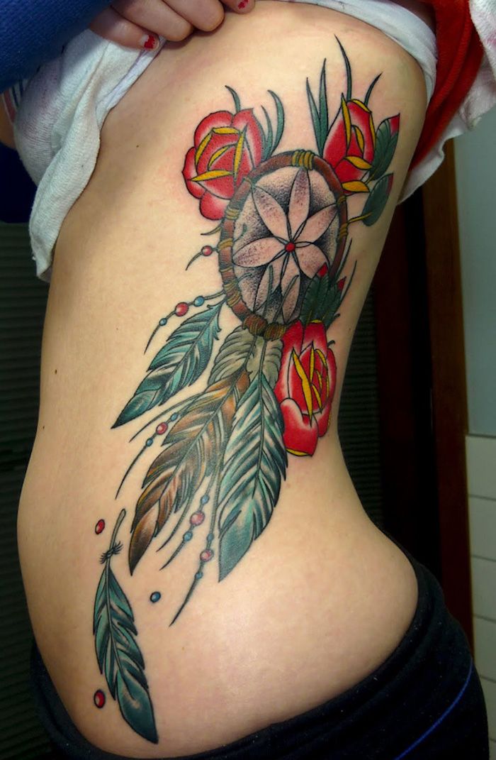 aici este un tatuaj mare pentru o femeie - un tatuaj cu un visător și trei trandafiri și frunze verzi