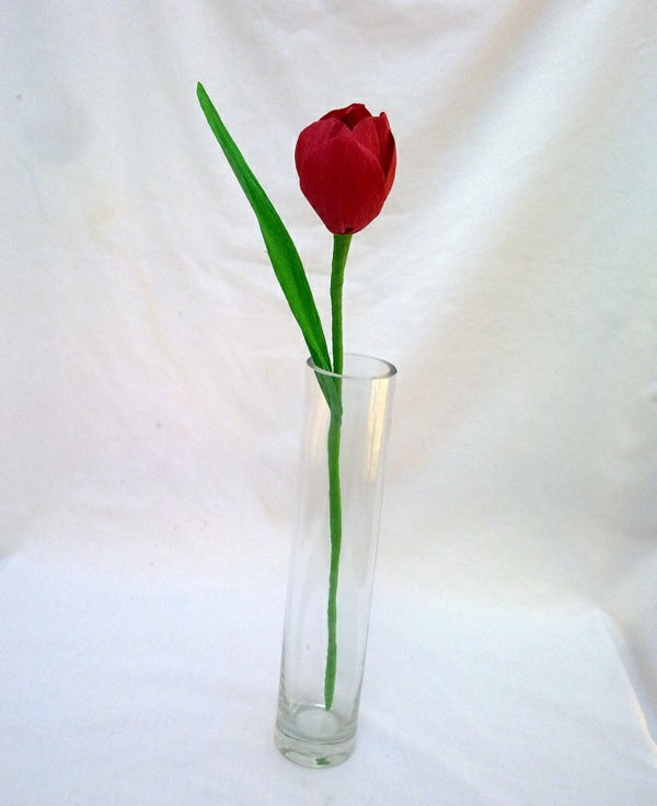 Jeden na jeden czerwony papierowy tulipan - tło w kolorze białym