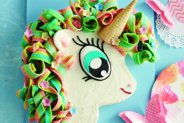 torta za unicorn - majhna unica z velikimi očmi in zelena griža