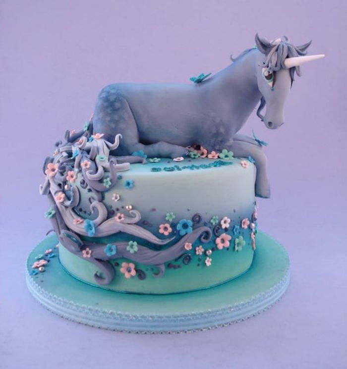 unicorn torta - tu je krasen vijoličasti unicorn