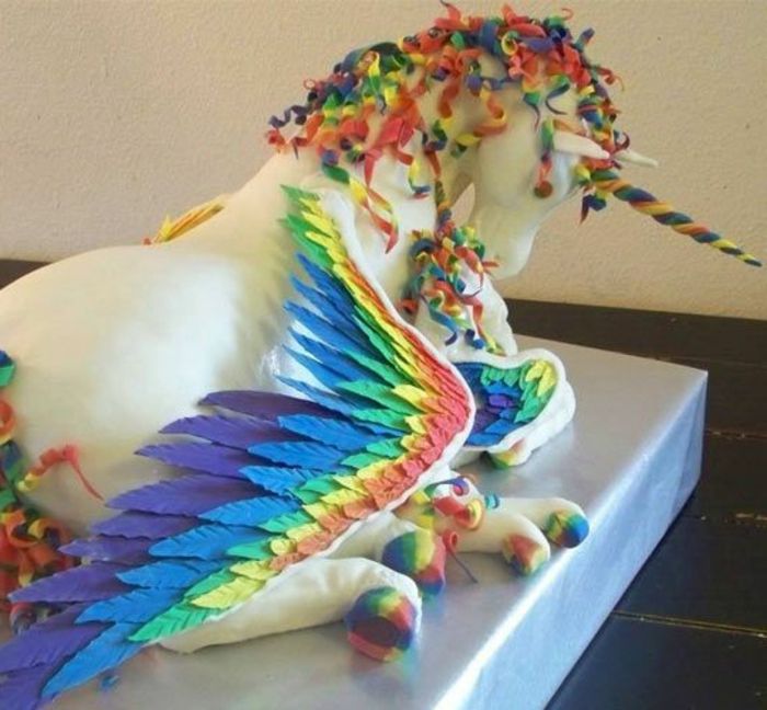torta unicorn - tukaj je belo unico z mavričnimi barvnimi krili