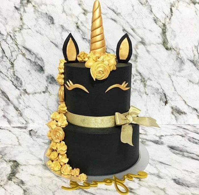 unicorn torta - tukaj je črna unica z zlato grenko in rog