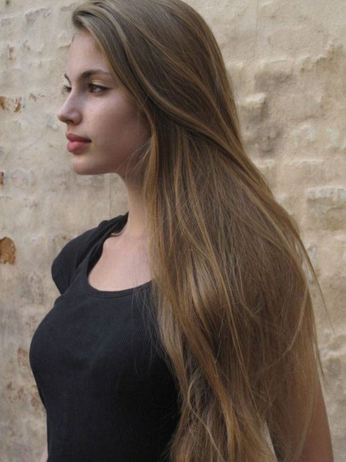 Puikus moteris su ilgais pelenais, rudais plaukais