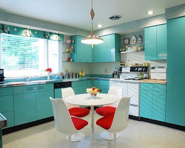 etablering av idéer för små kök-blue-färg-röd-stolar
