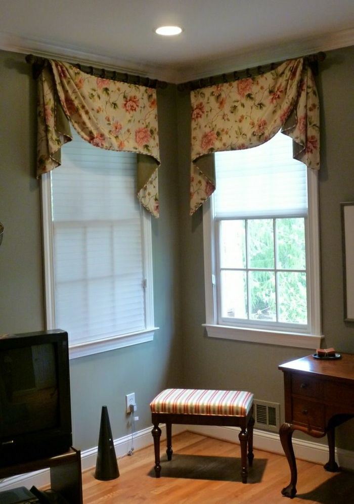 Elegantné závesy malé okienko aristokratickí interiéry
