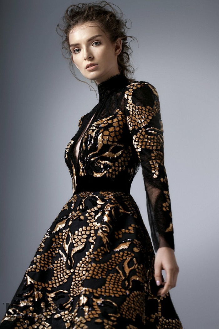 elegant dammodell - svart tulleklänning med gyllene ornament och en pollo krage, klä med en slits vid bröstet