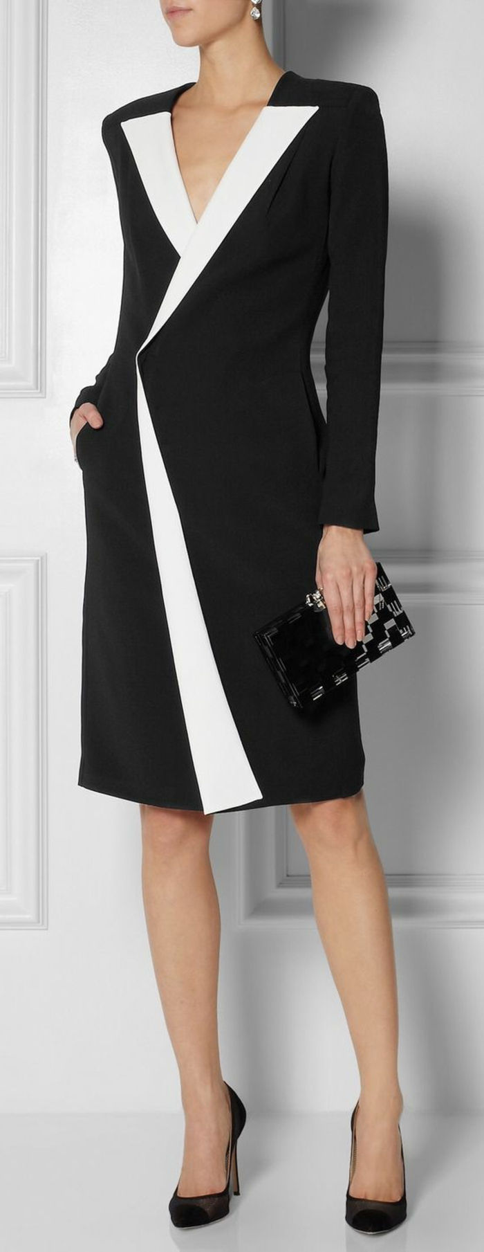 knäpplängds svart klänning med en enkel design, med långa raka ärmar, vit krage och en v-ring från Valentino mode kollektion, svart cocktailväska utan handtag, mockahängen i två färger, örhängen i designkristall