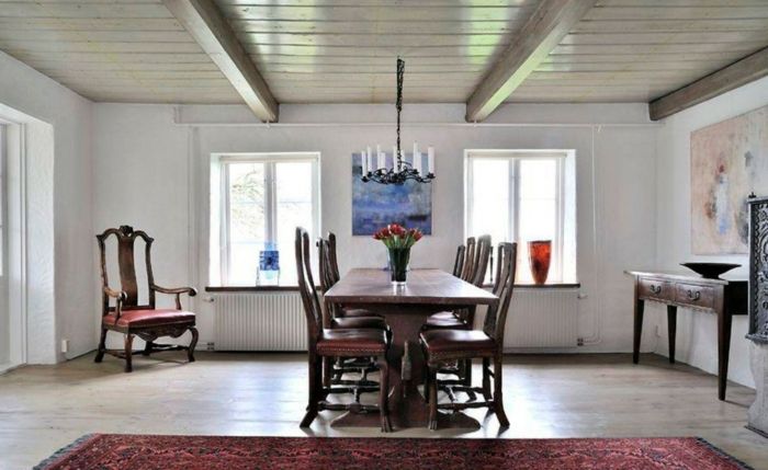 zarif yemek odası-mobilya-country tarzı-koyu ahşap-kırmızı-lale-güzel avize mumlar