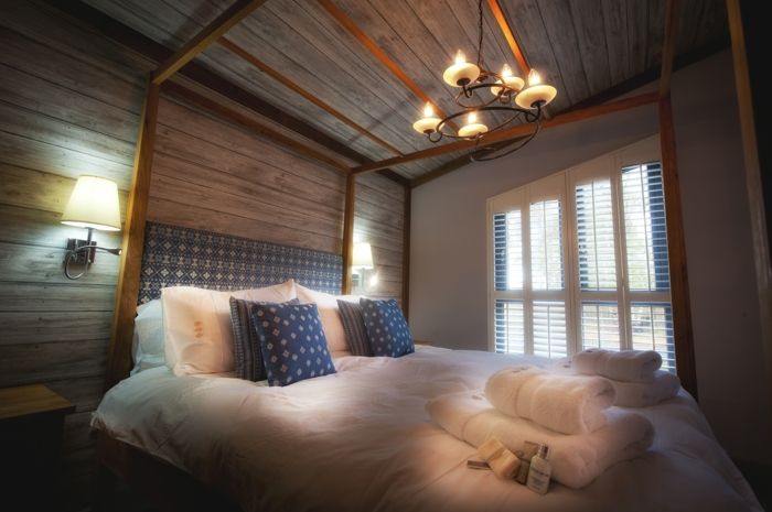 Şık yatak odası şık avize büyüklüğünde yatak mavi yastık-havlu-country tarzı