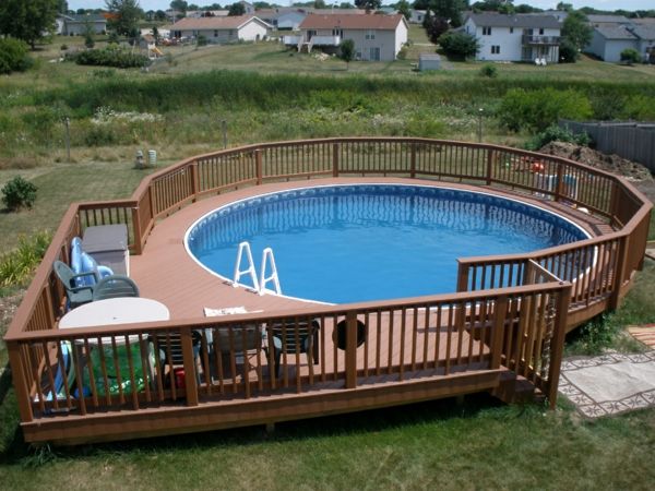 Moderný bazén upravený - obklopený plotom