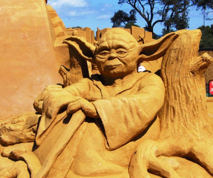 fantastico-Sandskulpur-del Maestro Yoda