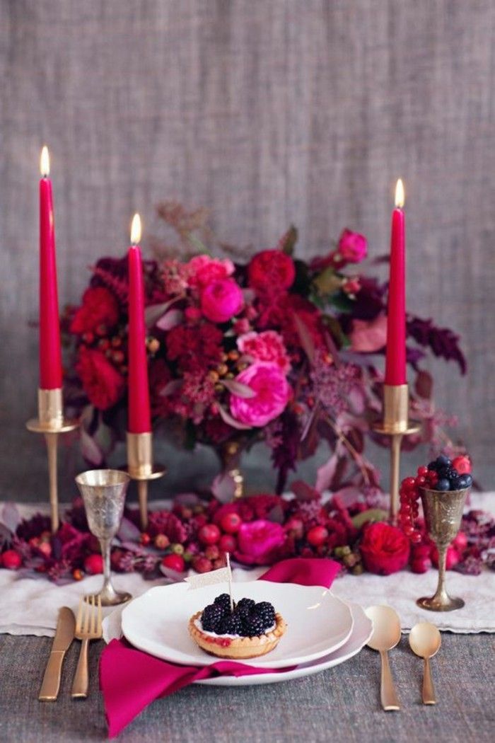 velika miza dekoracija-s-gozdnih sadežev-v-romantično-roza-rdeči odtenki