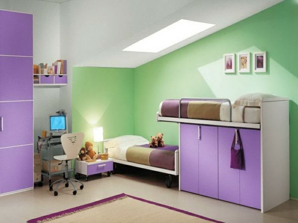 barvne kombinacije-bivalne-otroške-sobe-vijolične-zelene-postelje s plišastim medvedom