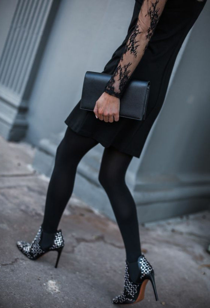 vidutinio ilgio juoda suknelė su smulkiu dizainu, tulžies rankovės su aplikacijomis, juodos odos rankinė, juodi žieminiai batai su metalinėmis kapsulėmis