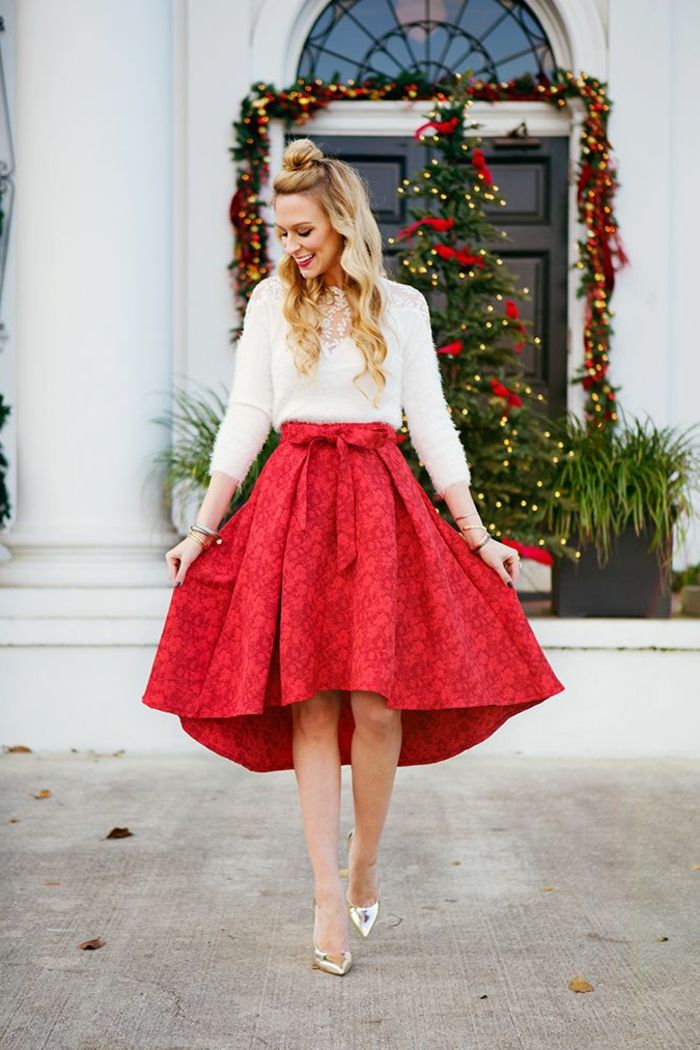 baltas pliušinis megztinis su nėriniais ties pečiais ir raudona suknelė su spausdinimo ir elegantiškas kilpa, kartu su sidabro lakinės odos batus, šviesūs garbanoti plaukai su puse Dutt, įėjimas su turtinga Kalėdas