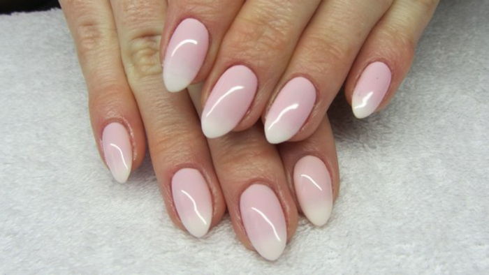 Konstgjorda naglar pekande subtila idéer runt naglarna för att forma och lackera med gelrosa och vit ombre