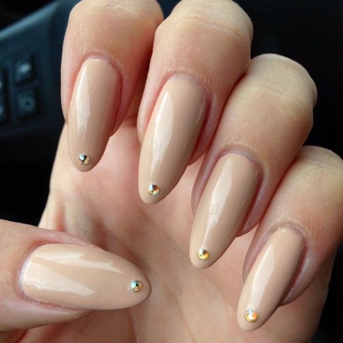 fingernails bilder mycket långa spetsiga naglar behöver bara subtila färger för att se elegant beige och decouples