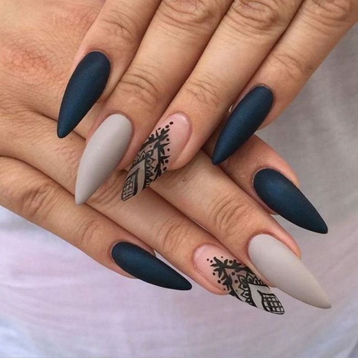 Art naglar pekade långa naglar i tråkig färg grå svart blå svart dekorativ målning mandala eller henna