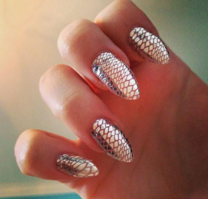 fingernails bilder vacker bild naglar i silver färg metallisk effekt djur mönster tryck för manikyr